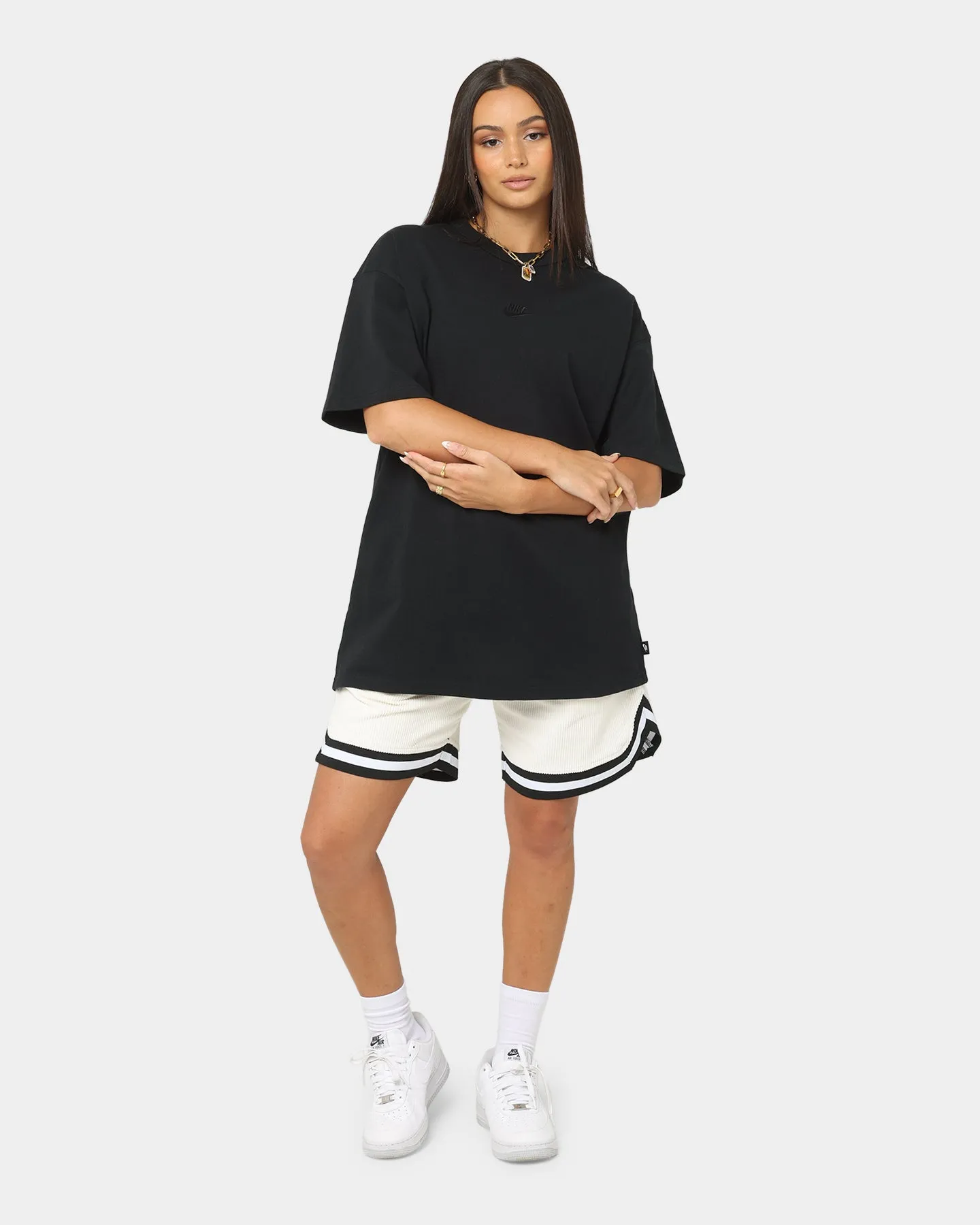 Bright and Bold Chilly Wear Nike Sportswear Premium Essentials T-Shirt Black/Black