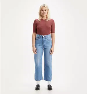 Eco Friendly Production Seasonal Wardrobe Levi's Jeans Ribcage dritti alla caviglia 726930130 indaco chiaro indossato