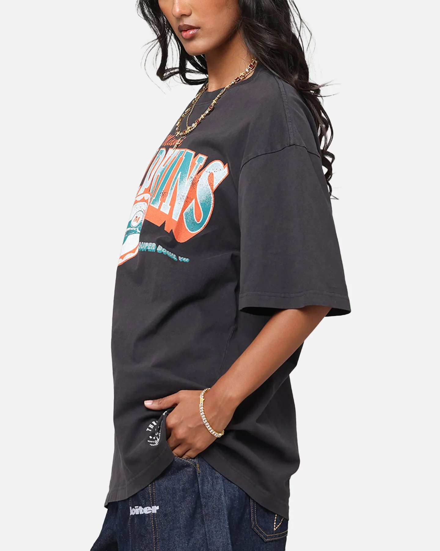 Boat neck style Smart Casual Look Mitchell & Ness Miami Dolphins Arch T-Shirt Faded Black