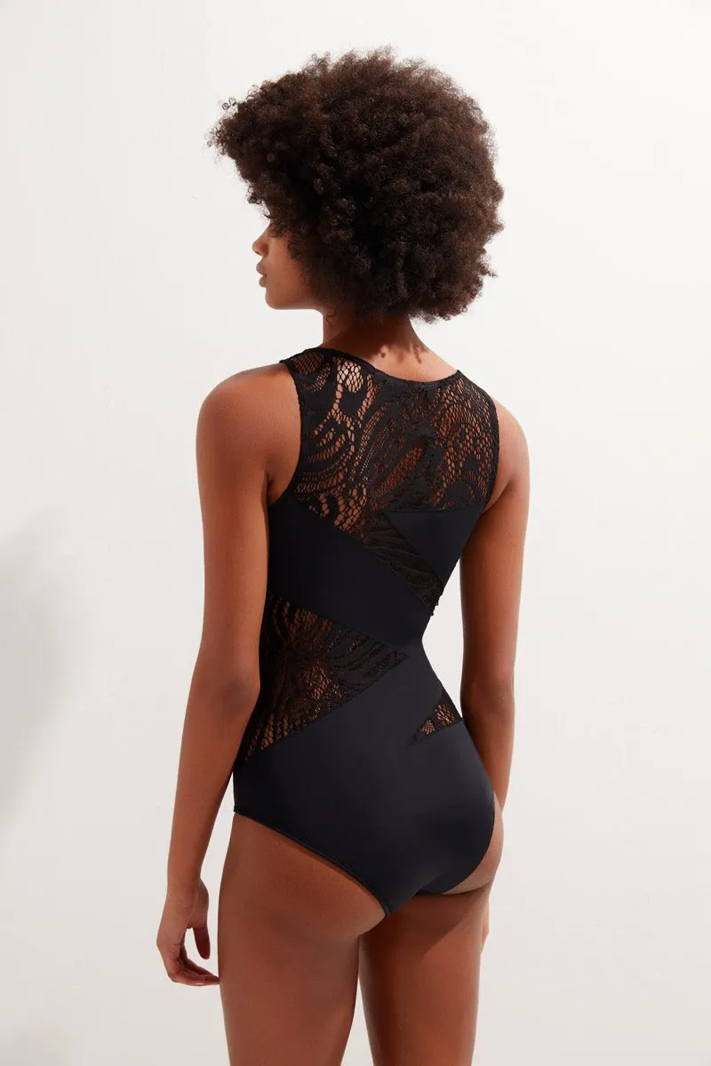 Hydrodynamic Shape Cut Elizabeth with Lace