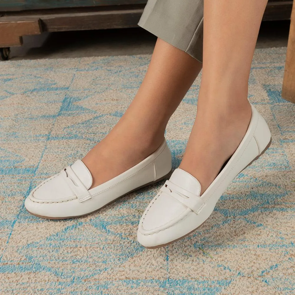 Tresmode Snappy White Women's Casual Loafers Form Neat