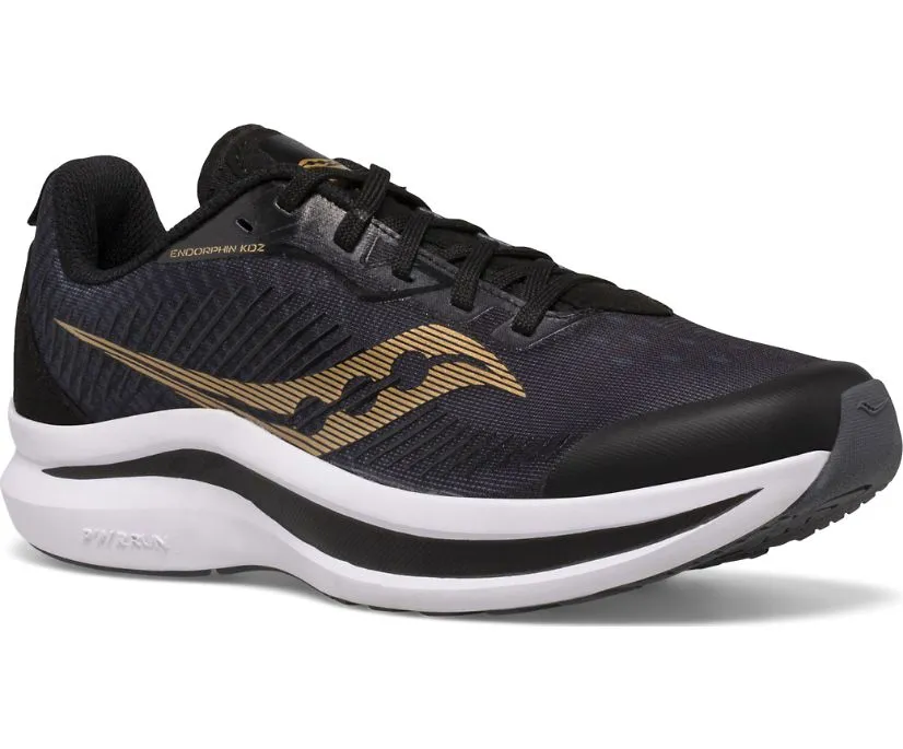 Minimal Look running in a ferry terminal area shoes Saucony Endorphin SK266073 | Scarpe Running Ragazzo Nero-Oro | Sportiamo