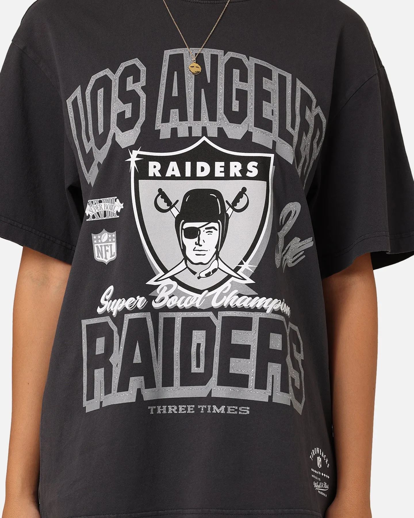 Mitchell & Ness Women's Las Vegas Raiders Arch Logo T-Shirt Faded Black Summer Ready SlimFit
