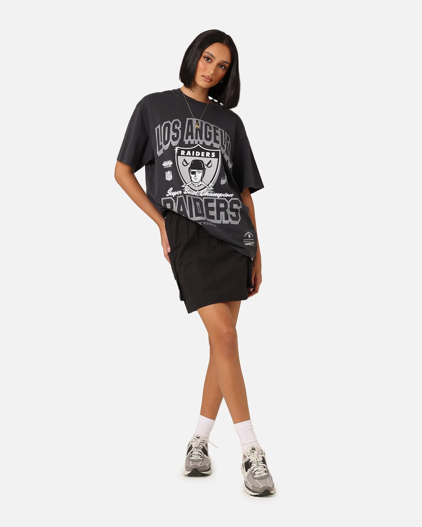 Ribbed Collar Design Mitchell & Ness Women's Las Vegas Raiders Arch Logo T-Shirt Faded Black
