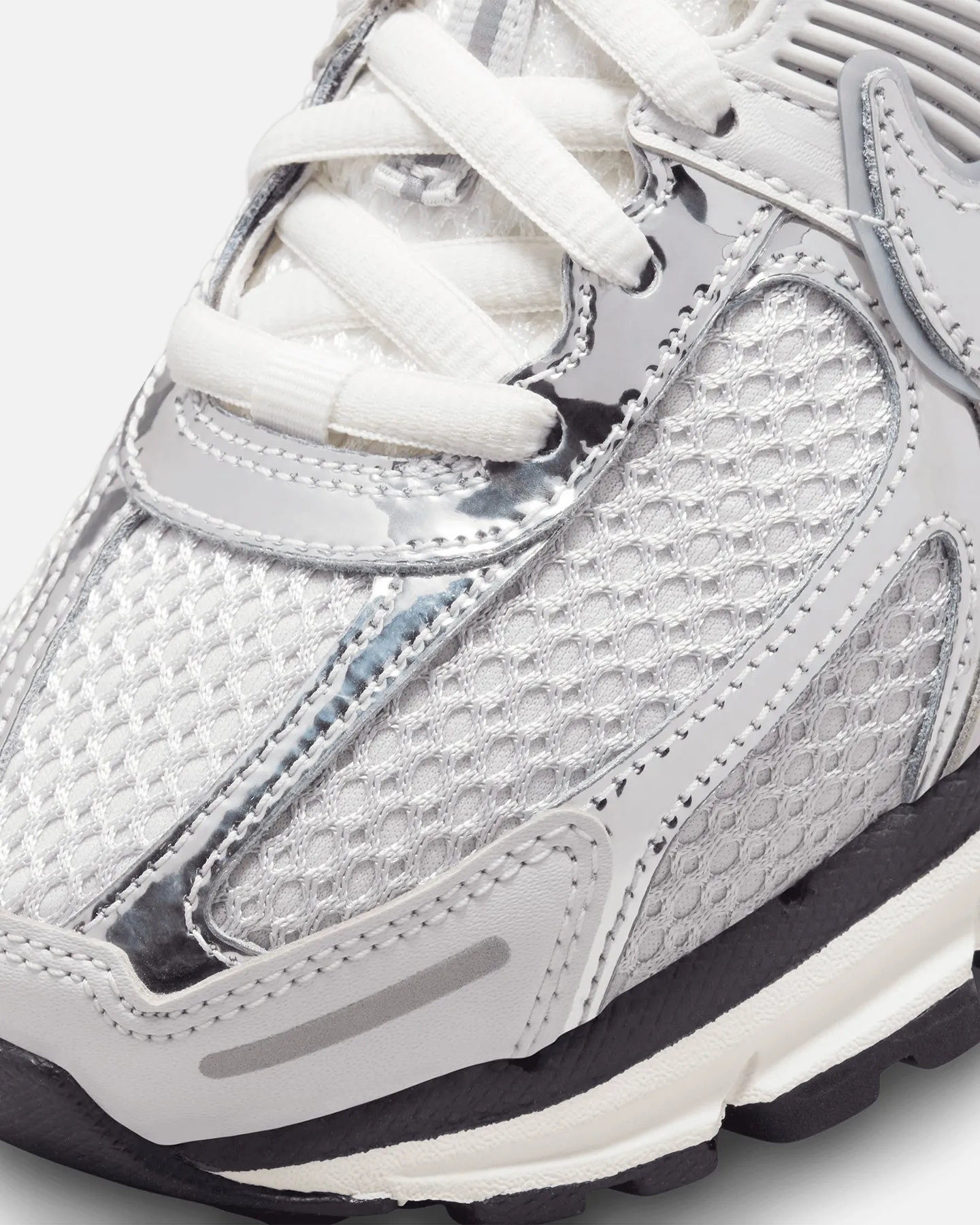 Nike Women's Zoom Vomero 5 Photon Dust/Chrome Shock Diffusing Plate Peak Mode