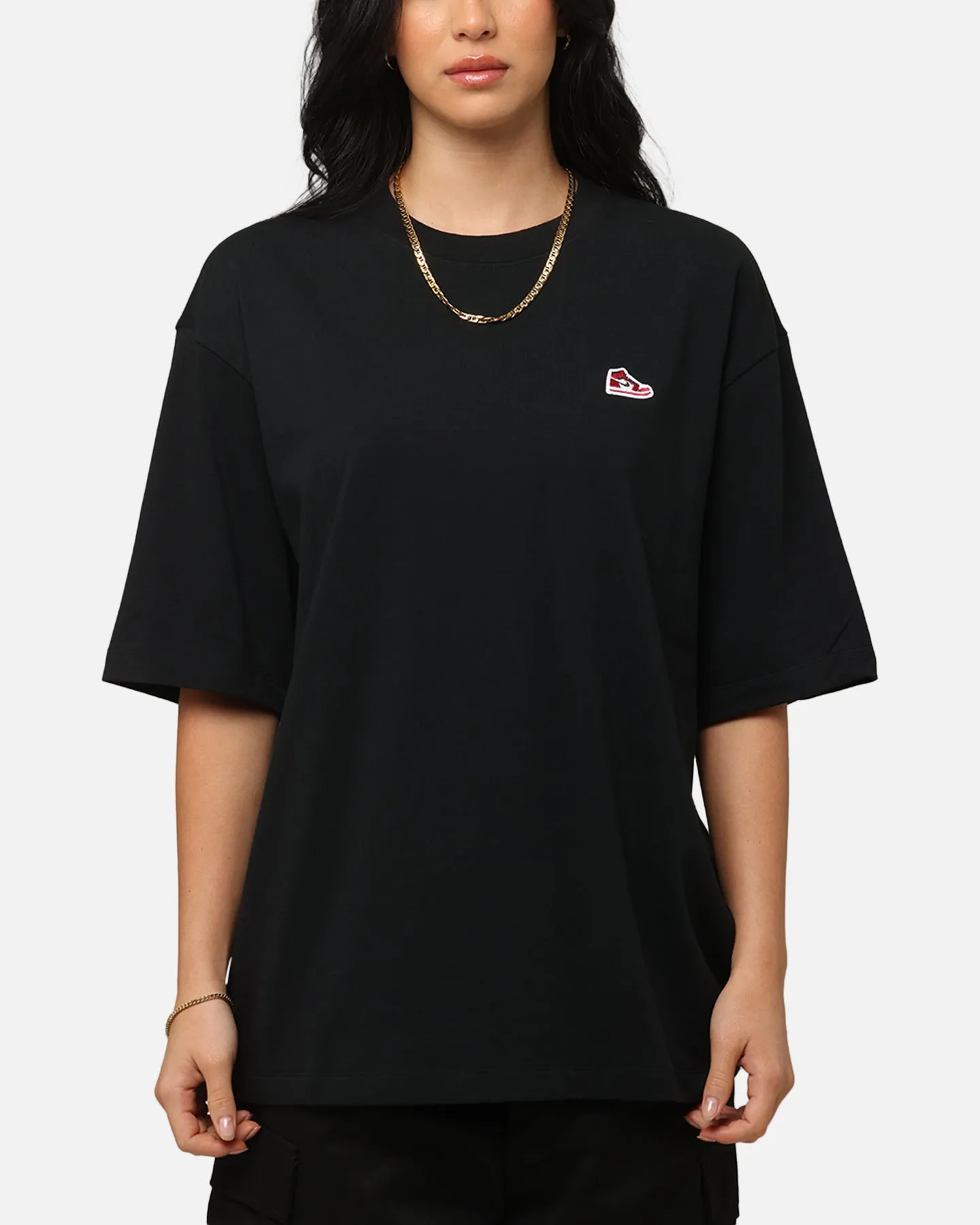Fun and Relaxed Jordan Brand Sneaker Patch Crewneck T-Shirt Black/Varsity Red