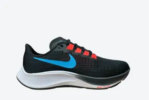 Nike scarpa da corsa da uomo Air Zoom Pegasus 37 BQ9646 011 nero-blu running in a historic bridge area shoes